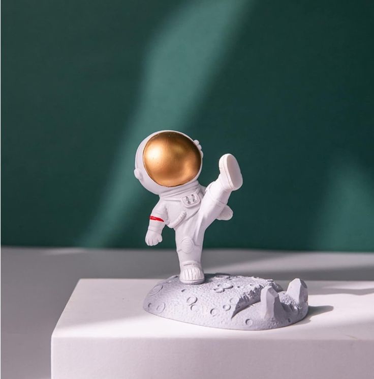 Mobile Holder Astronaut Phone Stand Planet Creative 3D Design